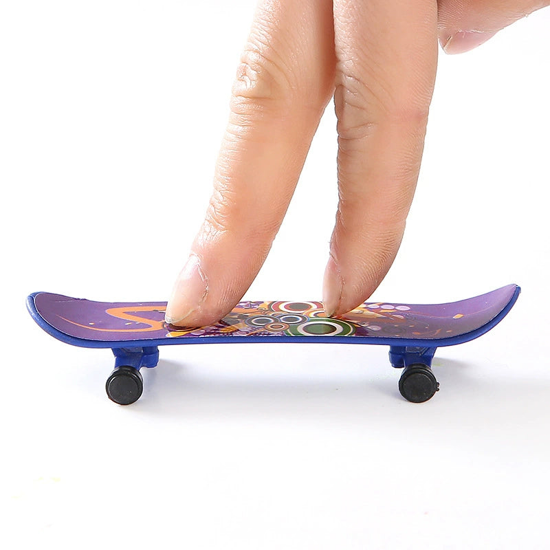 LuckyFlow Mini Plastic Skateboard